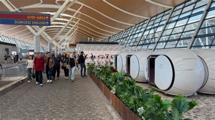 Does Singapore airport have sleeping pods?
